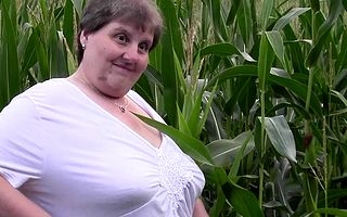 This fat mom loves yon play up a cornfield
